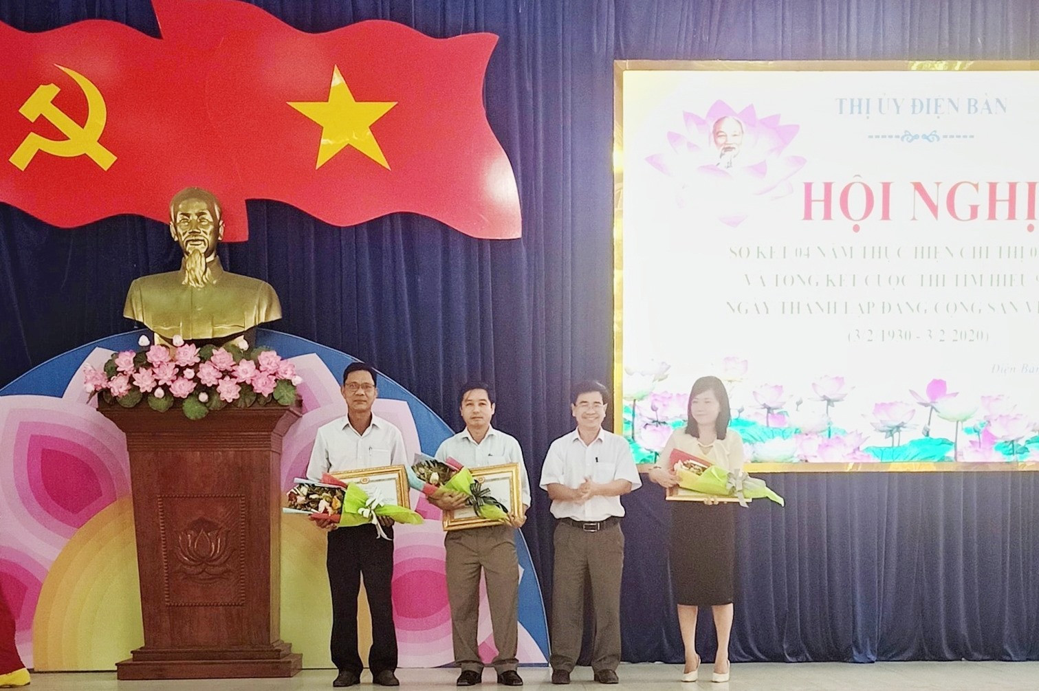Tuyên dương các tập thể, cá nhân có thành tích xuất sắc trong cuộc thi “Tìm hiểu 90 năm thành lập Đảng Cộng sản Việt Nam”. Ảnh: L.T