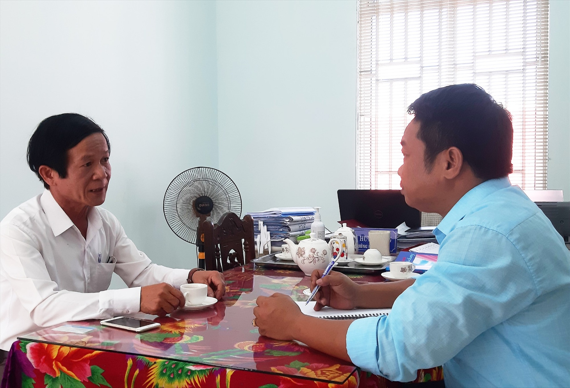 Ông Trần Huy Tường – Trưởng phòng NN&PTNT huyện Duy Xuyên (bên trái) trao đổi với PV Báo Quảng Nam. Ảnh: T.S