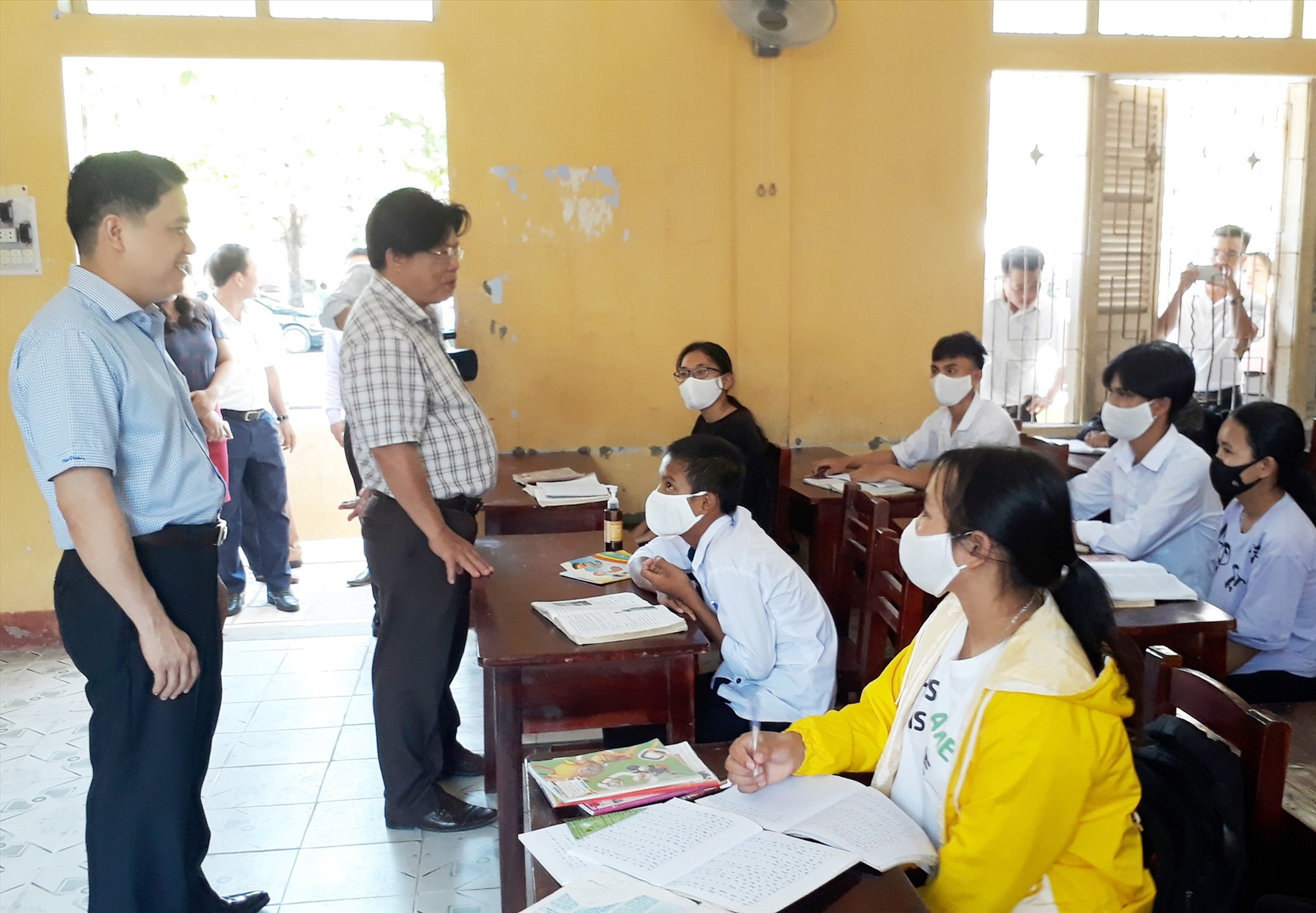 Phó Chủ tịch UBND tỉnh Trần Văn Tân và Giám đốc Sở GD-ĐT Hà Thanh Quốc thăm lớp học Trường Phổ thông DTNT tỉnh. Ảnh: X.P