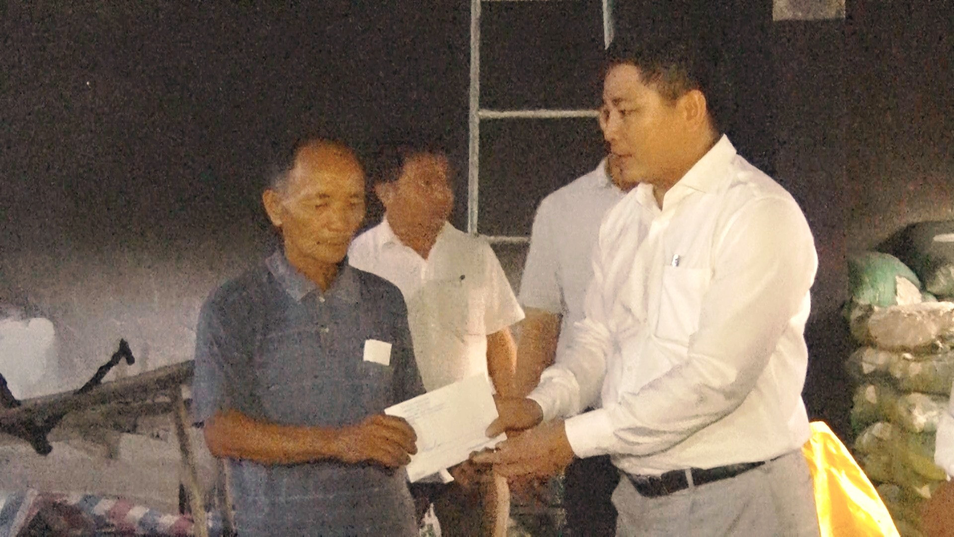 Lãnh đạo huyện Nông Sơn thăm hỏi, động viên và trao 10 triệu đồng tiền hỗ trợ gia đình.