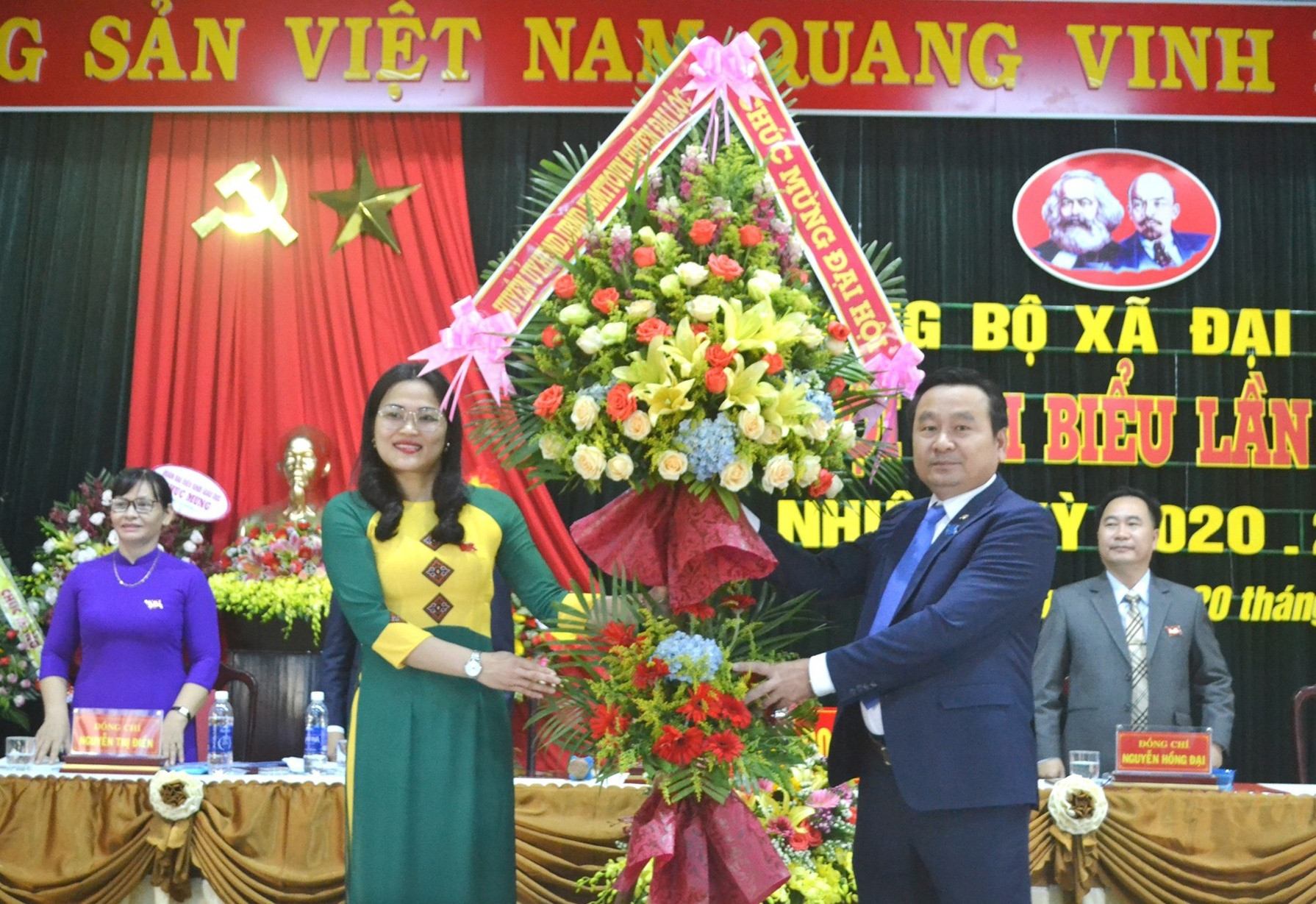 Bí thư Huyện ủy Đại Lộc - ông Nguyễn Công Thanh tặng hoa chúc mừng đại hội. Ảnh: CT