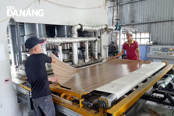 Doanh nghiệp có ổn định sản xuất, kinh doanh và phát triển thì mới có nguồn thu đóng góp vào ngân sách Nhà nước. Trong ảnh: Hoạt động sản xuất tại Công ty CP Dewoo. Ảnh: MAI QUẾ