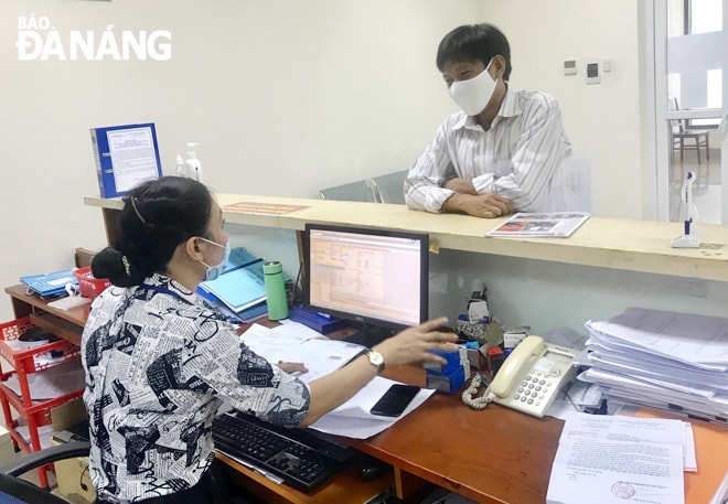 Ủy viên Trung ương Đảng, Bí thư Thành ủy, Trưởng đoàn ĐBQH thành phố Trương Quang Nghĩa cùng các thành viên Đoàn ĐBQH thành phố tham dự phiên họp. Ảnh: TRỌNG HUY