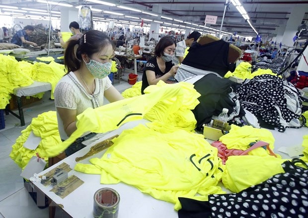 Sản xuất sản phẩm may mặc xuất khẩu. (Ảnh: TTXVN)