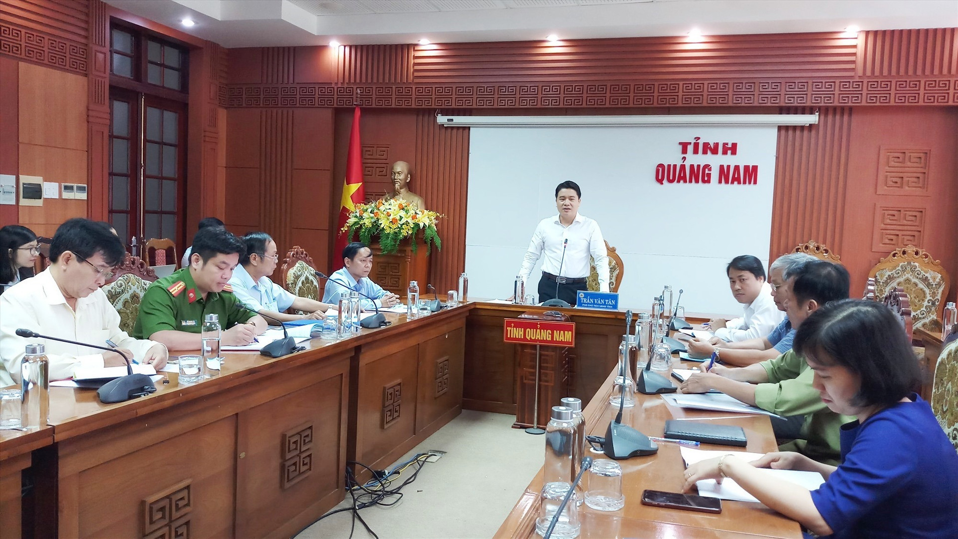 Phó Chủ tịch UBND tỉnh Trần Văn Tân phát biểu tại buổi làm việc. Ảnh: A.N