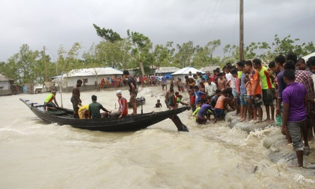 Siêu bão Amphan gây ngập lụt nghiêm trọng tại nhiều nơi ở Ấn Độ và Bangladesh. Ảnh: AP
