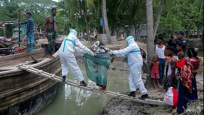 Chính quyền Bangladesh sơ tán người dân tránh bão trong lúc chống chọi dịch bệnh Covid-19. Ảnh: AFP