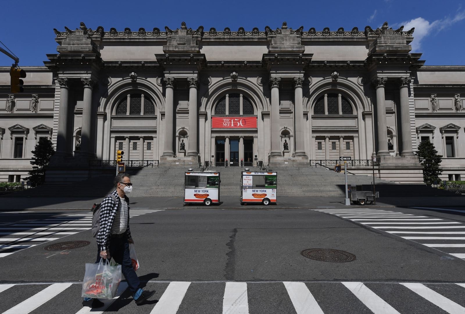  Quang cảnh bên ngoài Bảo tàng Nghệ thuật Metropolitan ở thành phố New York (Mỹ) thời điểm dịch Covid-19 bùng phát mạnh, ngày 4-5-2020. Ảnh: AFP-TTXVN