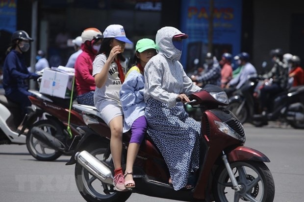 Trẻ nhỏ không nên hoạt động ở ngoài trời, ở lâu dưới ánh nắng gay gắt. (Ảnh: Minh Quyết/TTXVN)