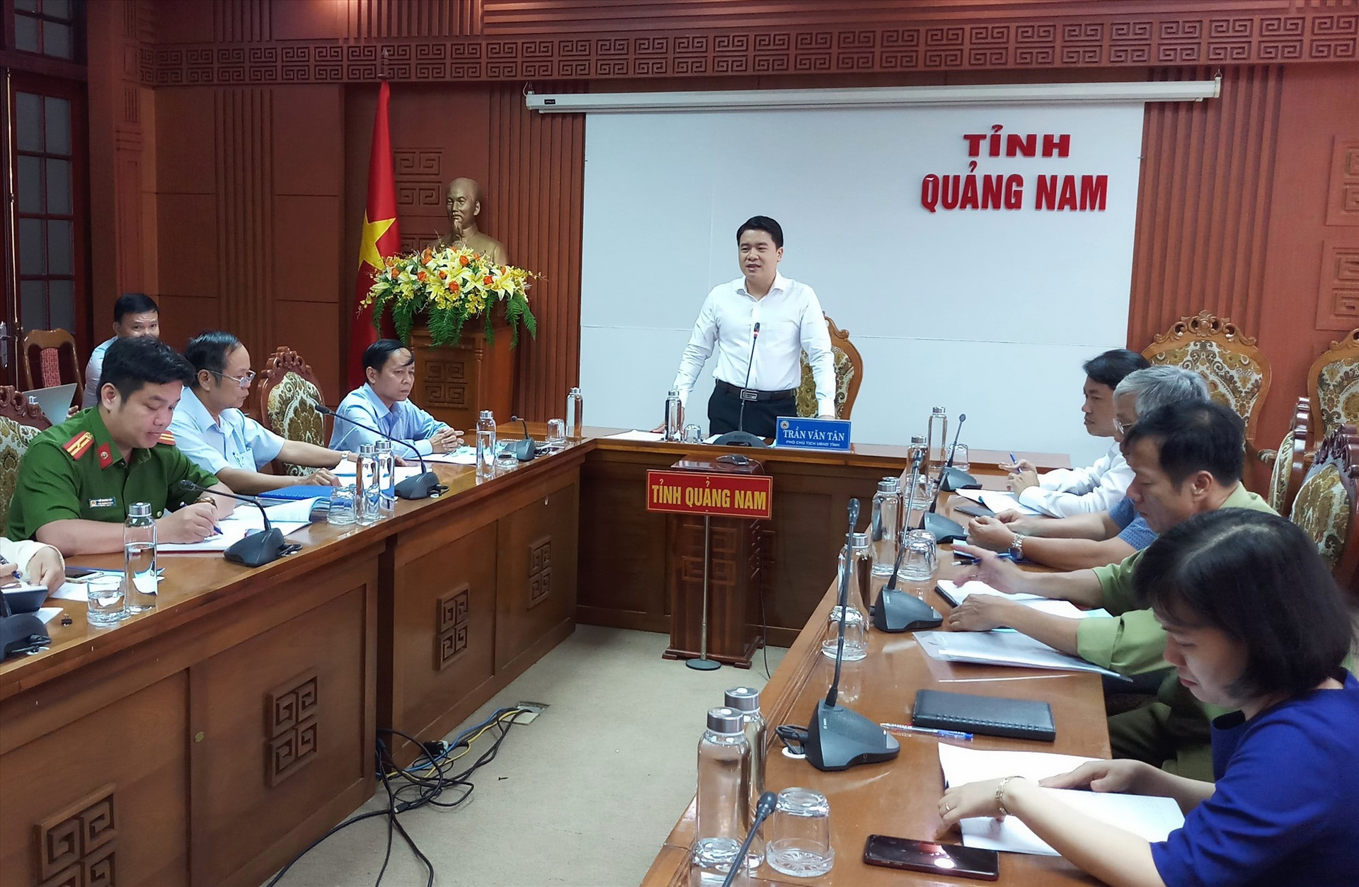 Phó Chủ tịch UBND tỉnh Trần Văn Tân phát biểu tại buổi làm việc. Ảnh: ALĂNG NGƯỚC