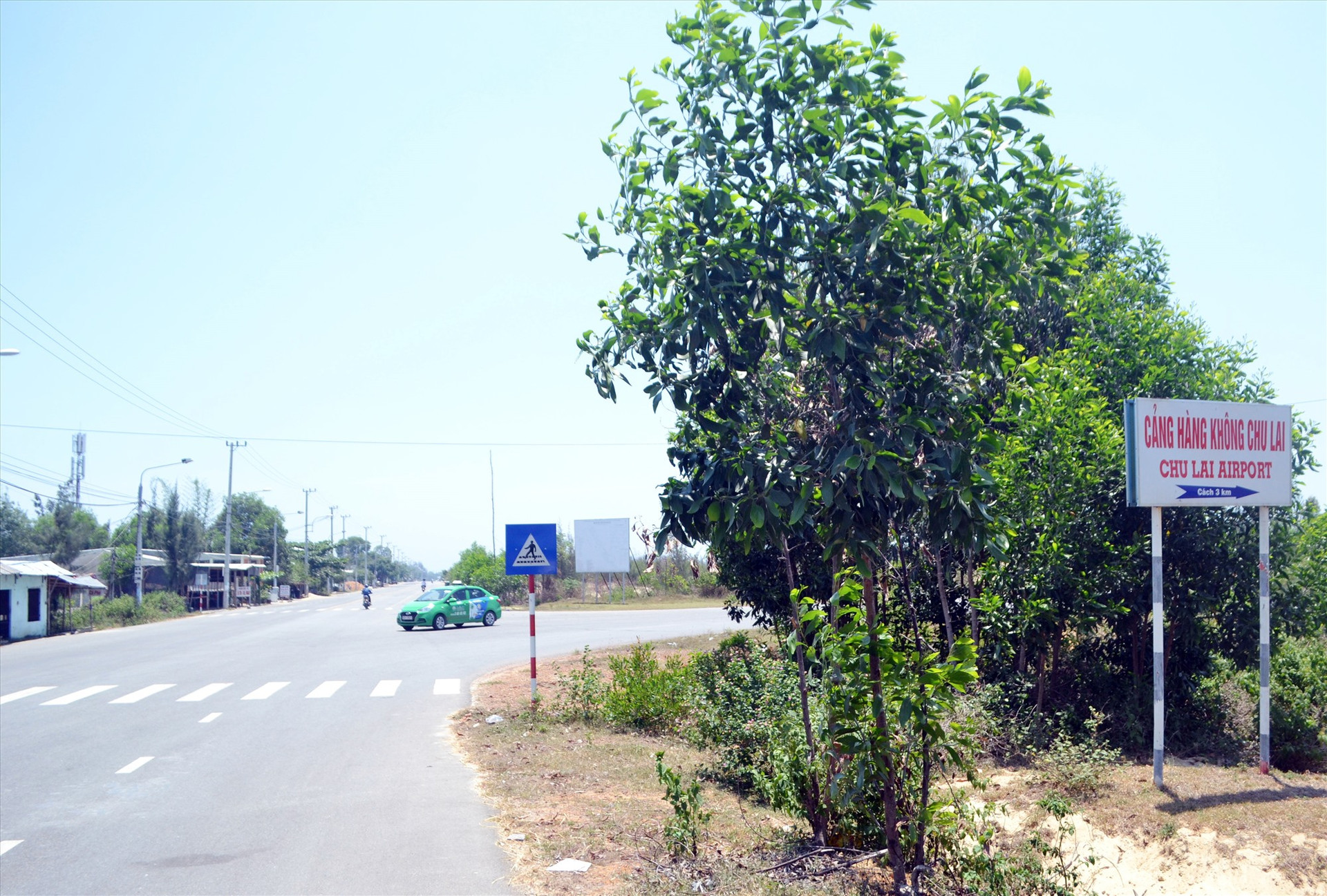 Điểm cuối dự án đường 129 giai đoạn 2 kết nối với đường vào sân bay Chu Lai đang vướng mặt bằng thi công. Ảnh: T.C.T