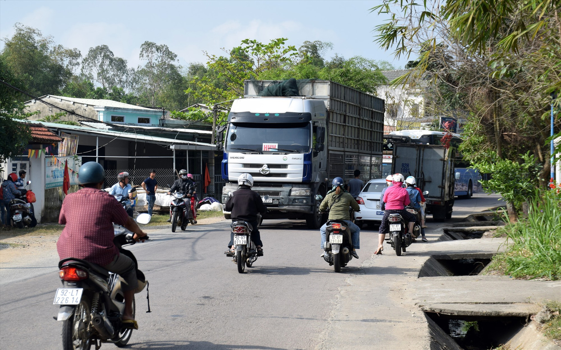 Quốc lộ 40B qua địa bàn Phú Ninh thường xuyên ùn tắc vào giờ cao điểm. Ảnh: HOÀI AN
