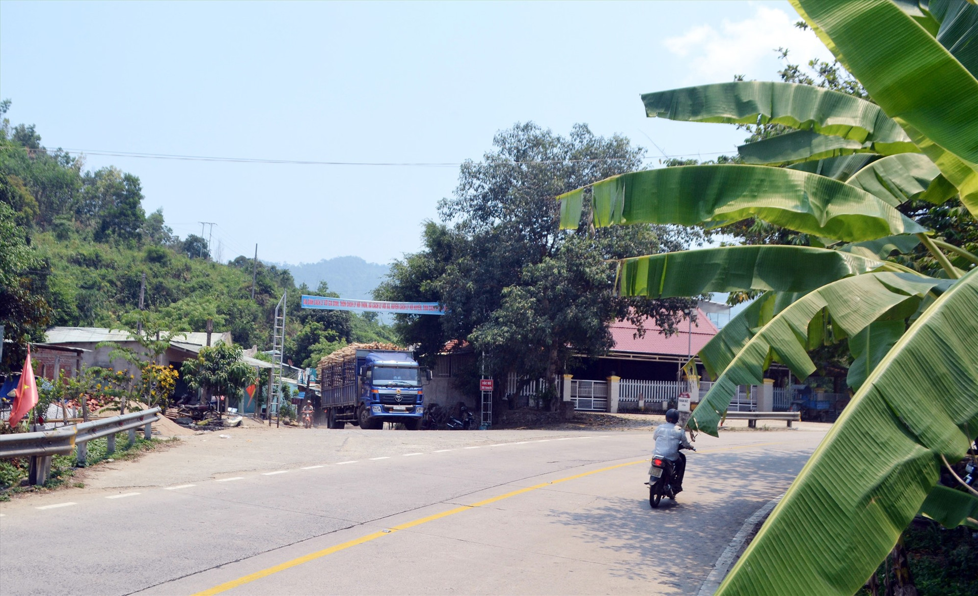Điểm giao nhau dễ xảy ra tai nạn giữa đường nhánh với đường Hồ Chí Minh tại lý trình km1384, đoạn qua địa bàn Phước Sơn. Ảnh: CÔNG TÚ