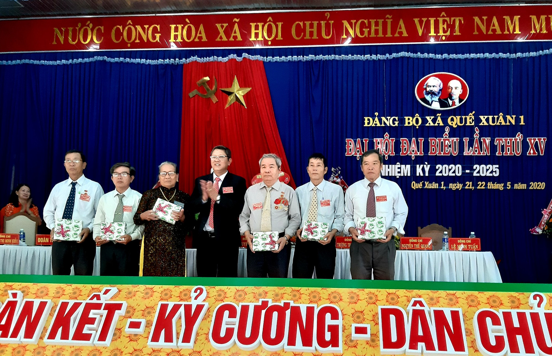 Tại đại hội, lãnh đạo địa phương tặng quà Bà mẹ Việt Nam anh hùng Nguyễn Thị Tá và một số đồng chí nguyên là cán bộ lãnh đạo xã qua các thời kỳ.  Ảnh: VĂN SỰ