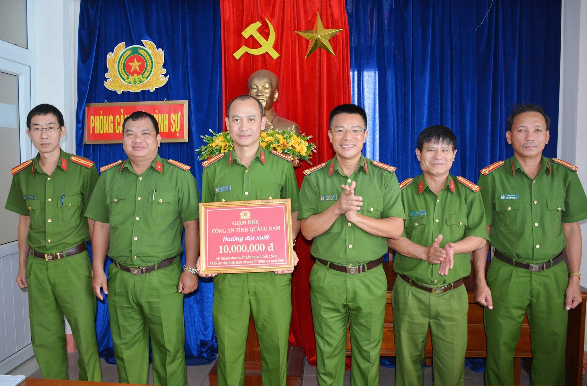 Đại tá Nguyễn Hà Lai thưởng nóng cho Phòng Cảnh sát hình sự sau khi xuất sắc điều tra, làm rõ thủ phạm vụ án mạng.