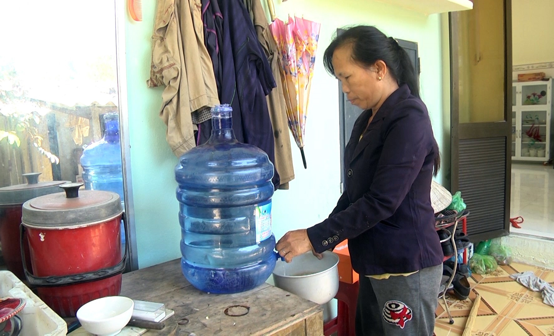 Nguồn nước bị nhiễm mặn người dân làng Cát Cao phải sử dụng nước bình để nấu ăn.