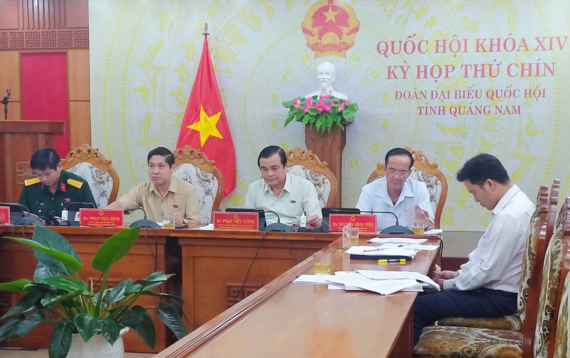 Các đại biểu Quốc hội tỉnh dự phiên họp tại điểm cầu Quảng Nam. Ảnh: N.Đ
