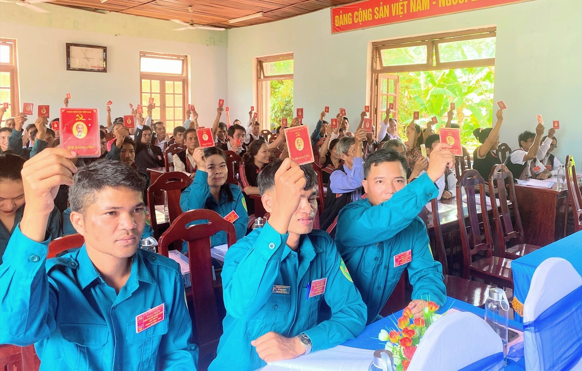 Đại biểu biểu quyết các nội dung trình tại Đại hội