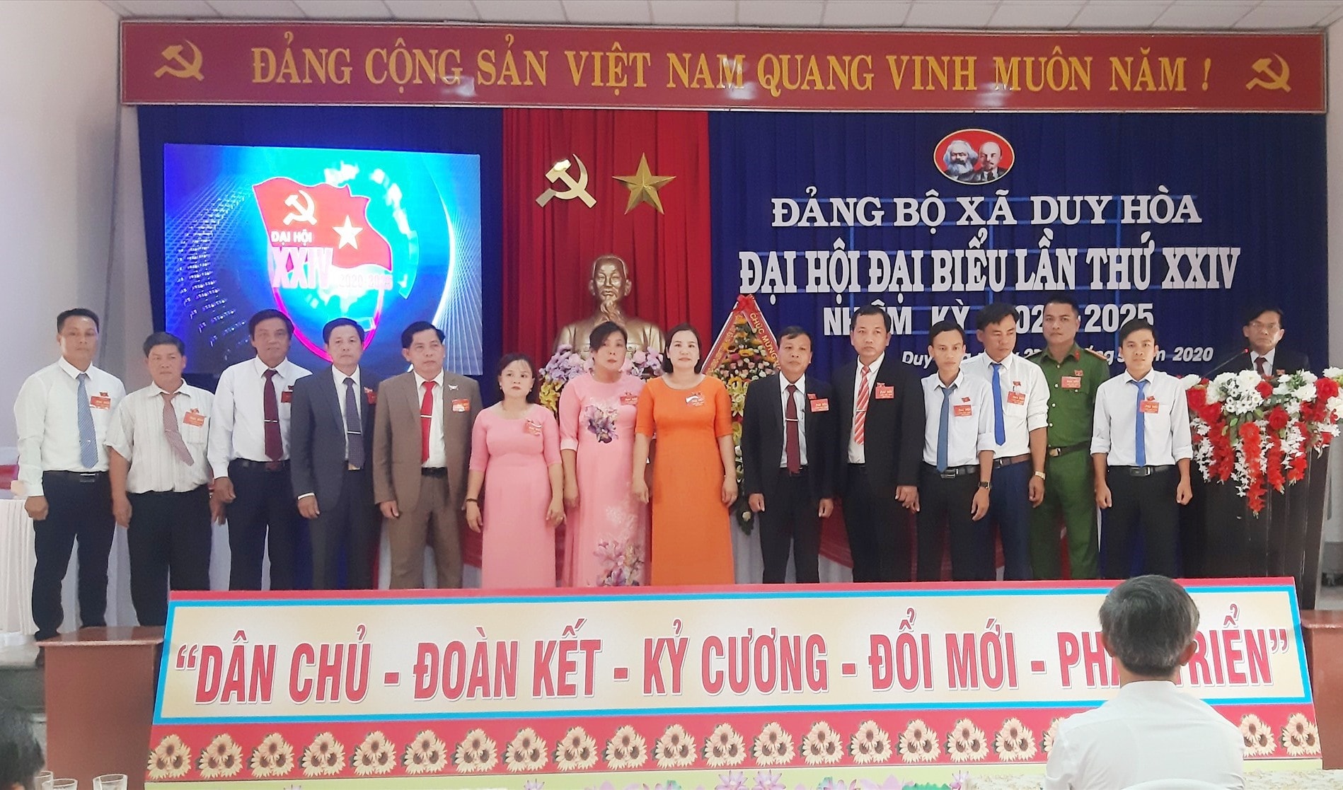 Ra mắt Ban Chấp hành Đảng bộ xã Duy Hòa khóa XXIV (nhiệm kỳ 2020 - 2025). Ảnh: H.N