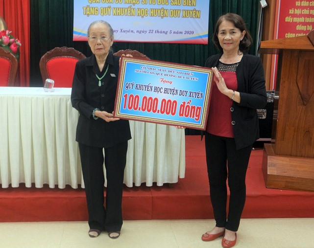 Bà Võ Thị Mân – chị gái cố nhạc sĩ Vũ Đức Sao Biển trao số tiền 100 triệu cho hội khuyến học Duy Xuyên.