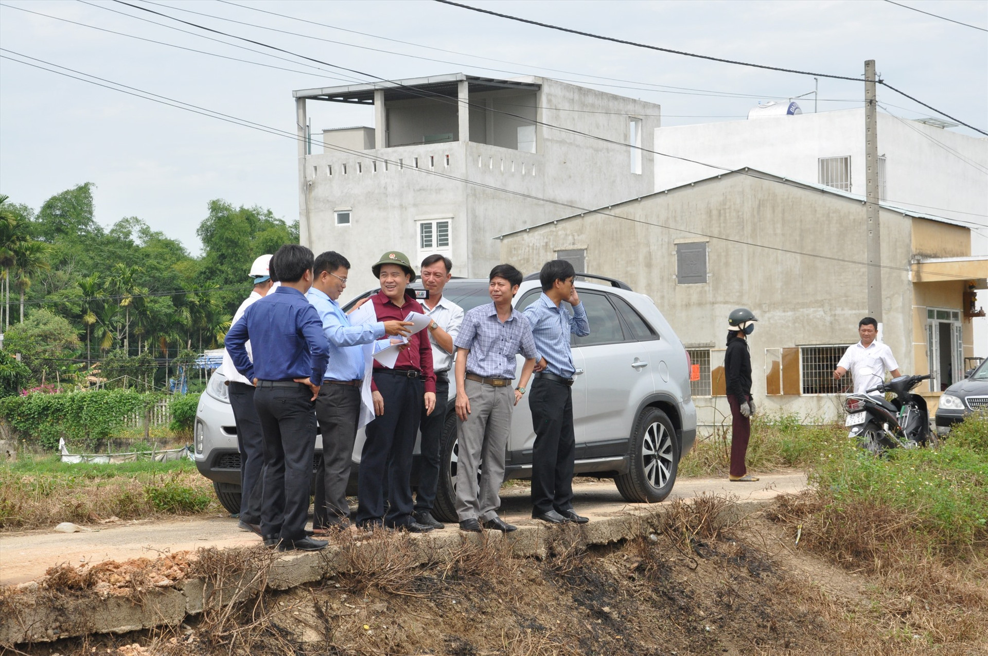 Khảo sát địa điểm xây dựng Trường THPT Nguyễn Duy Hiệu. Ảnh: X.P