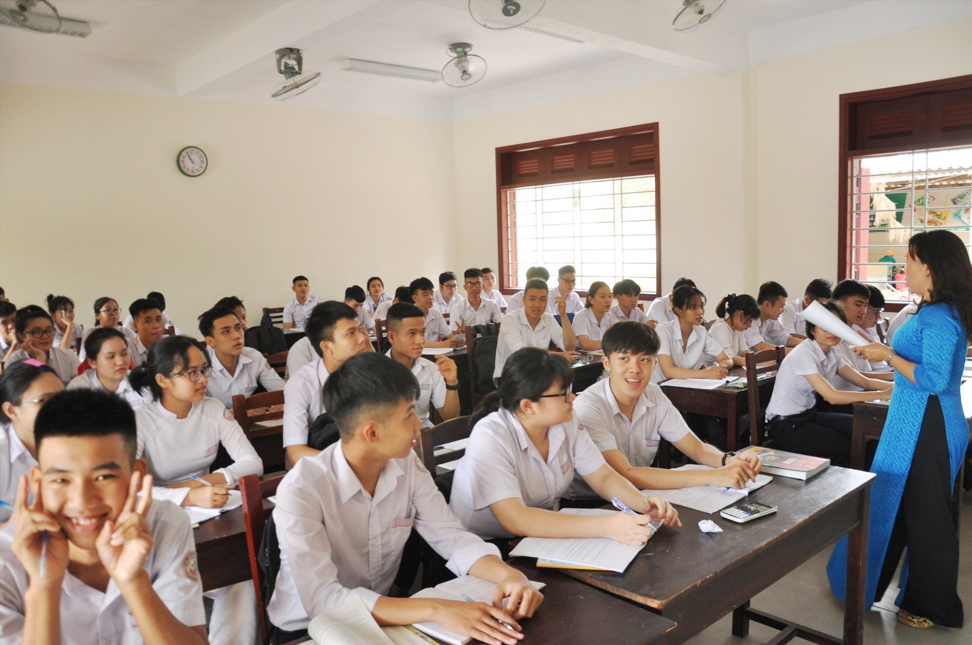 Trường THPT Trần Quý Cáp, bàn giao tạm khối nhà lớp học để phục vụ dạy và học. Ảnh: X.P