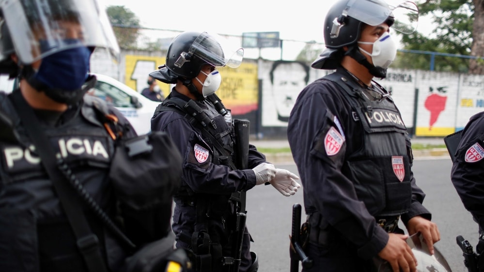 Cảnh sát chống bạo động triển khai tại thủ đô San Salvador. Ảnh: Reuters