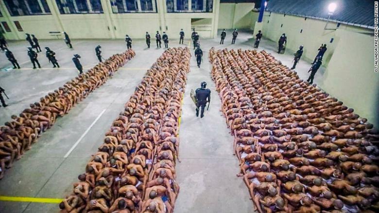 Tù nhân tại nhà tù Izalco, nơi bị phong toả theo lệnh của Tổng thống Nayib Bukele. Ảnh: CNN