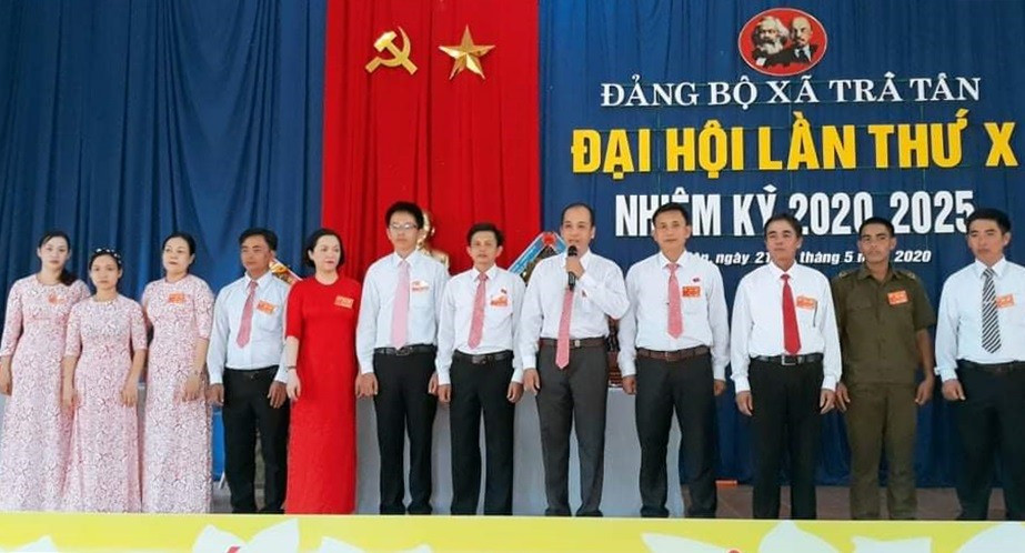 Ra mắt Ban Chấp hành Đảng bộ xã Trà Tân nhiệm kỳ 2020 - 2025. Ảnh: Trà My.