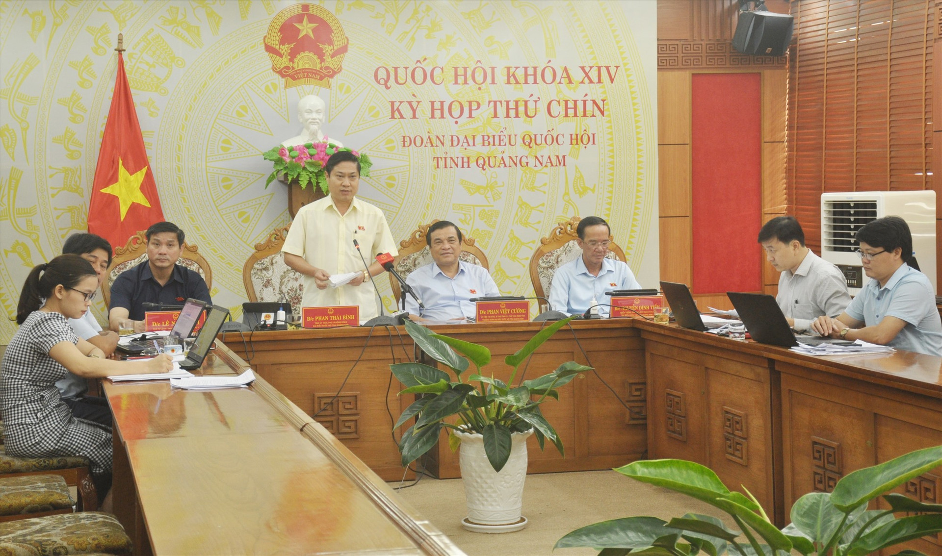 Phó Trưởng đoàn ĐBQH tỉnh Phan Thái Bình phát biểu thảo luận đối với dự thảo Nghị quyết về thí điểm tổ chức mô hình chính quyền đô thị tại Đà Nẵng và một số cơ chế, chính sách đặc thù khác. Ảnh: N.Đ