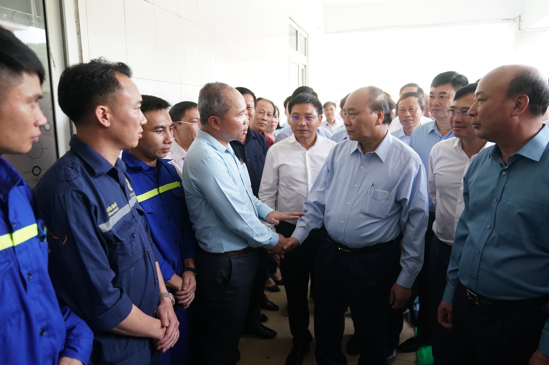 Thủ tướng nói chuyện với cán bộ, công nhân mỏ Hà Lầm trước ca sản xuất. Ảnh: VGP/Quang Hiếu