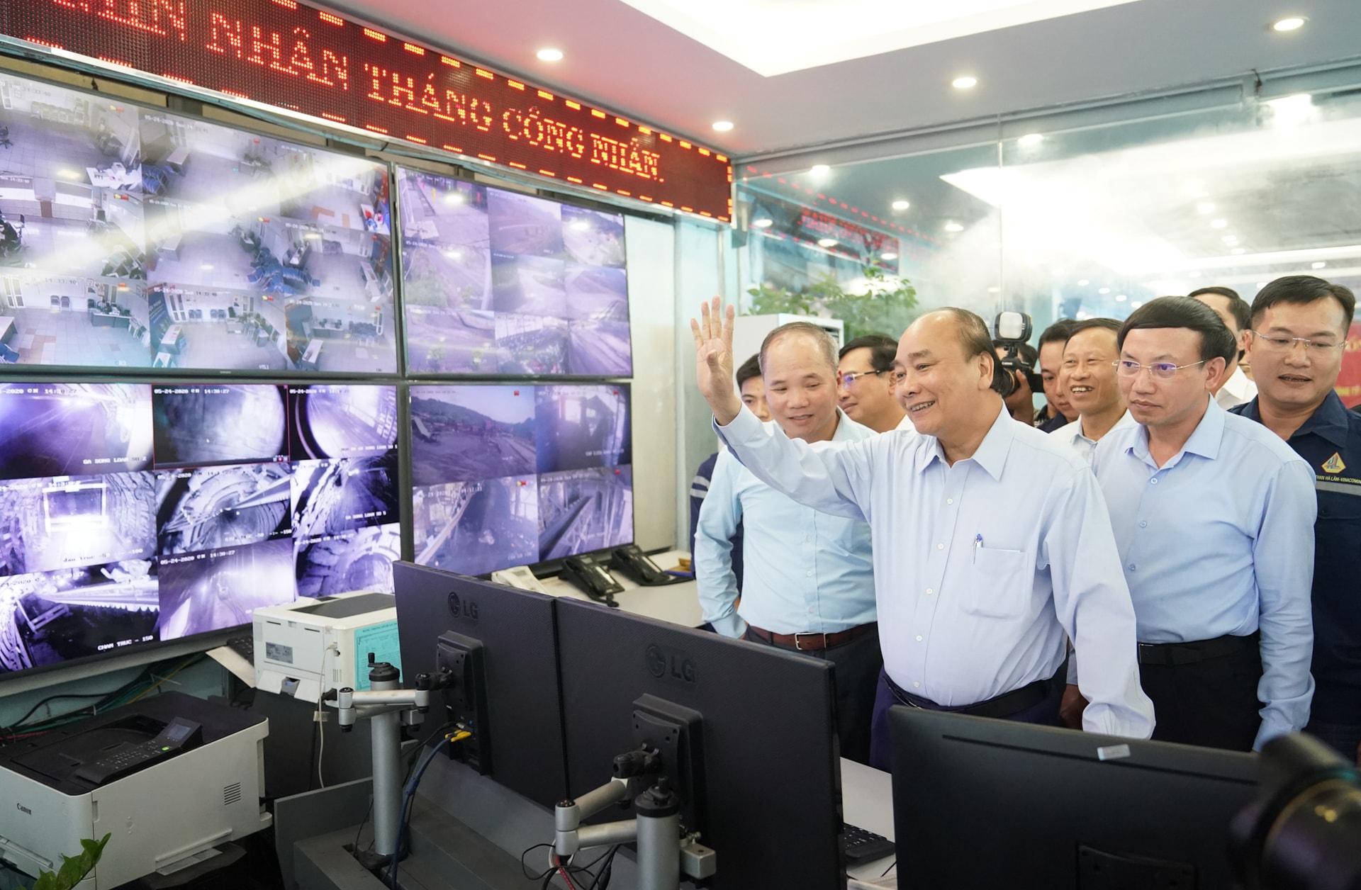 Thủ tướng vẫy chào các công nhân qua truyền hình trực tuyến tại Trung tâm điều hành mỏ Hà Lầm. Ảnh: VGP/Quang Hiếu