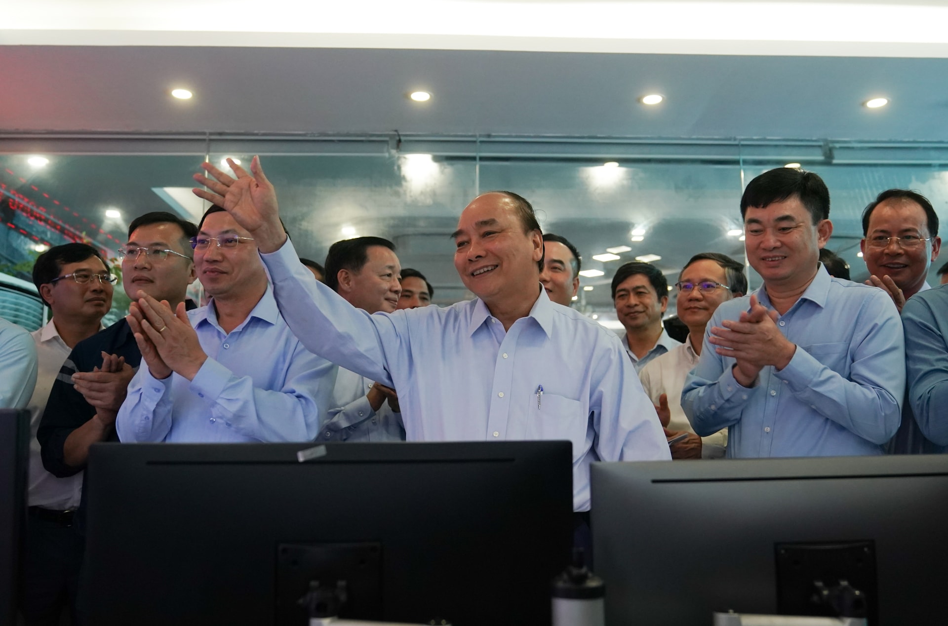 Thủ tướng động viên công nhân qua đường truyền hình trực tuyến. Ảnh: VGP/Quang Hiếu