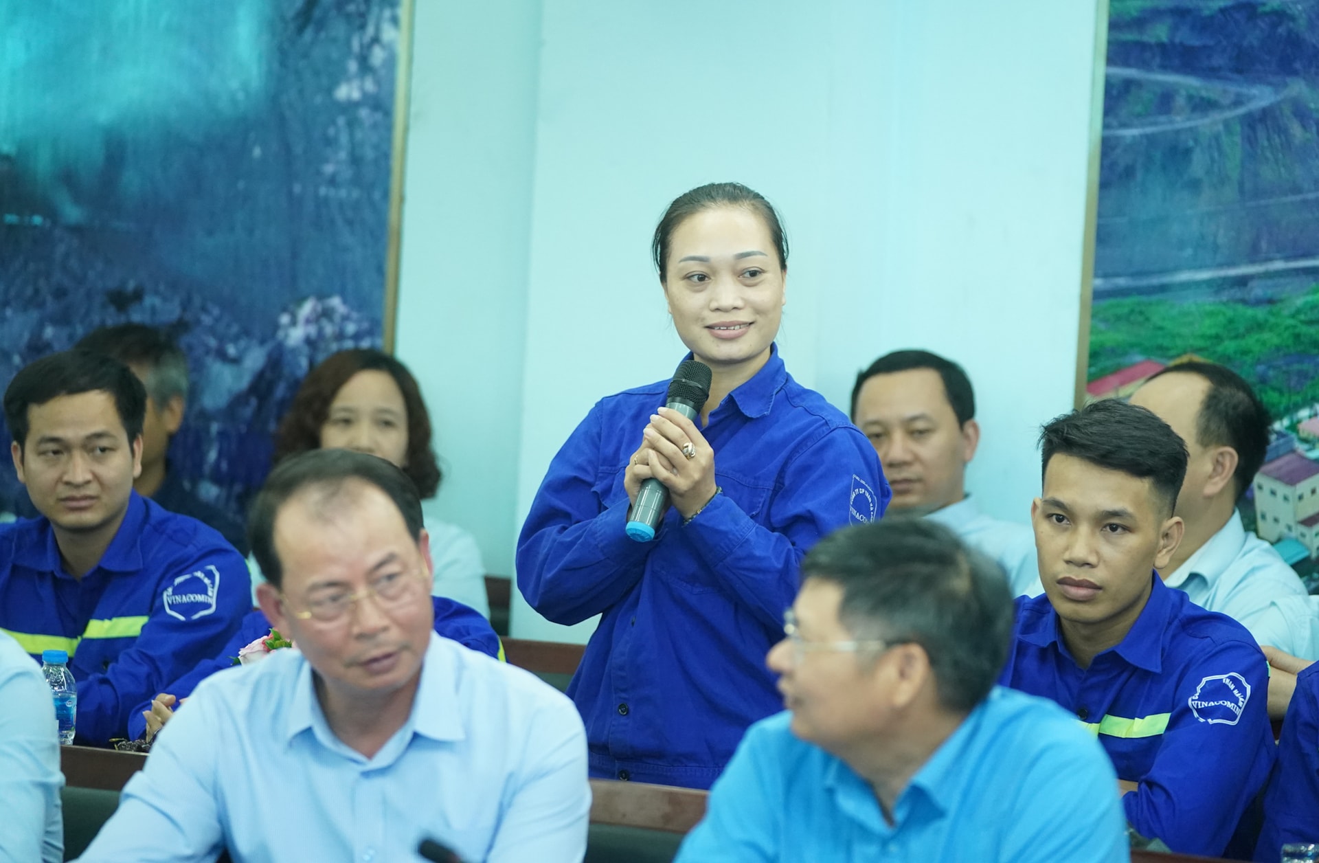 Thủ tướng trao đổi với các công nhân vùng mỏ. Ảnh VGP/Quang Hiếu