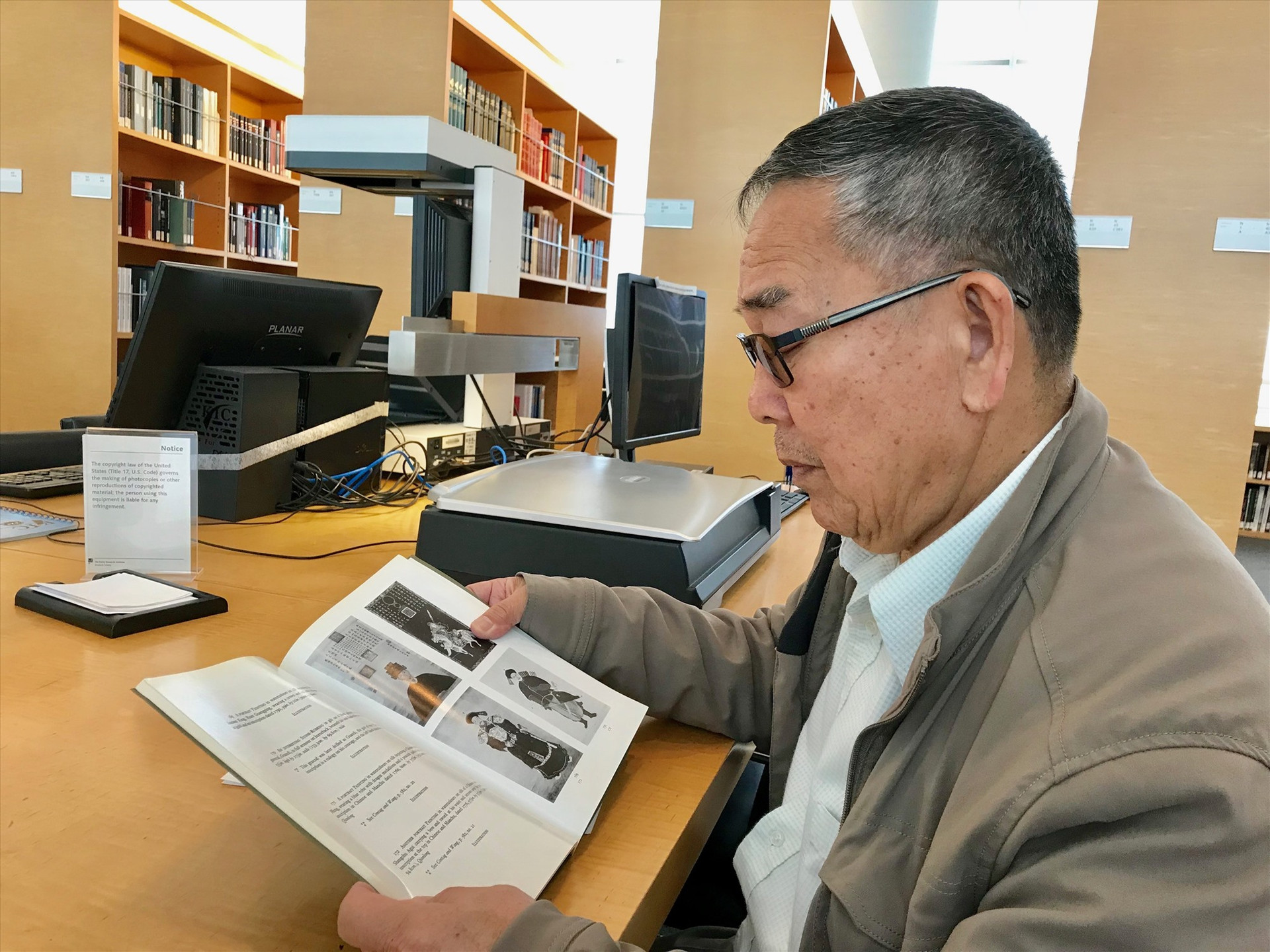 Học giả Nguyễn Duy Chính đi tìm bức chân dung của vua Quang Trung trong Thư viện Getty ở California, Hoa Kỳ. Ảnh: T. H.BÍCH
