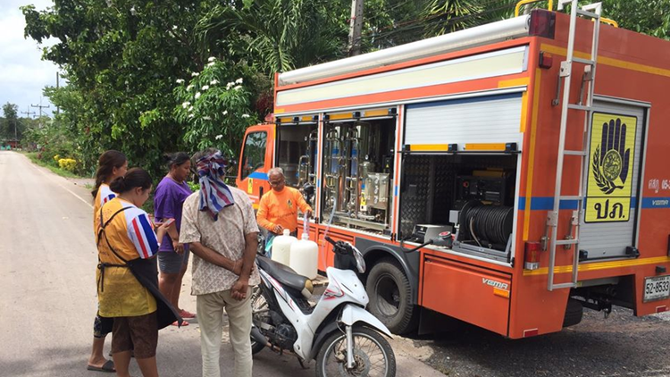 Xe phân phối nươc sạch lưu dộng tại các vùng bị tác động do hạn hán ở Thái Lan. Ảnh: The Nation