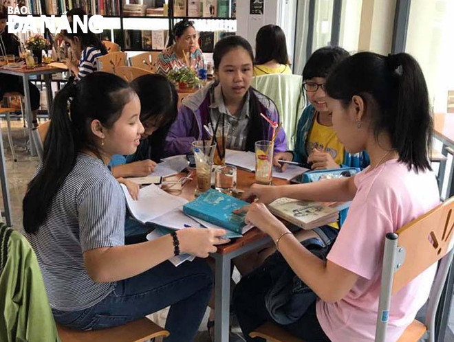 Học sinh giao lưu tại Công viên - cà phê sách phục vụ cộng đồng Đà Nẵng - Daegu.                      Ảnh: PHONG LAN
