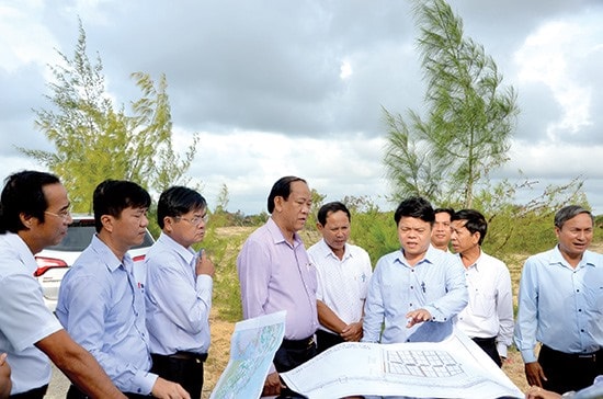 Chủ tịch UBND tỉnh Đinh Văn Thu kiểm tra thực địa hiện trạng đất ở xã Tam Tiến (Núi Thành) hồi cuối năm ngoái.Ảnh: T.H