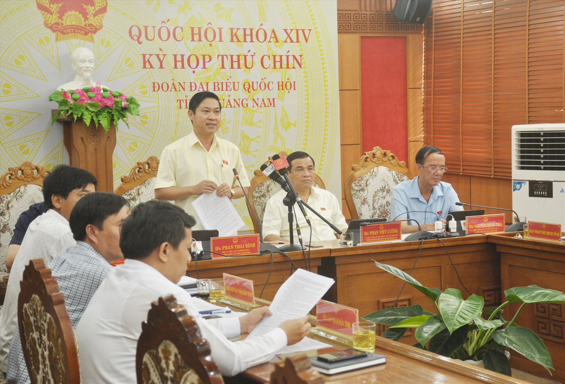 Phó Trưởng đoàn ĐBQH tỉnh Phan Thái Bình phát biểu thảo luận, góp ý vào dự thảo Luật Hòa giải, đối thoại tại Tòa án. Ảnh: N.Đ
