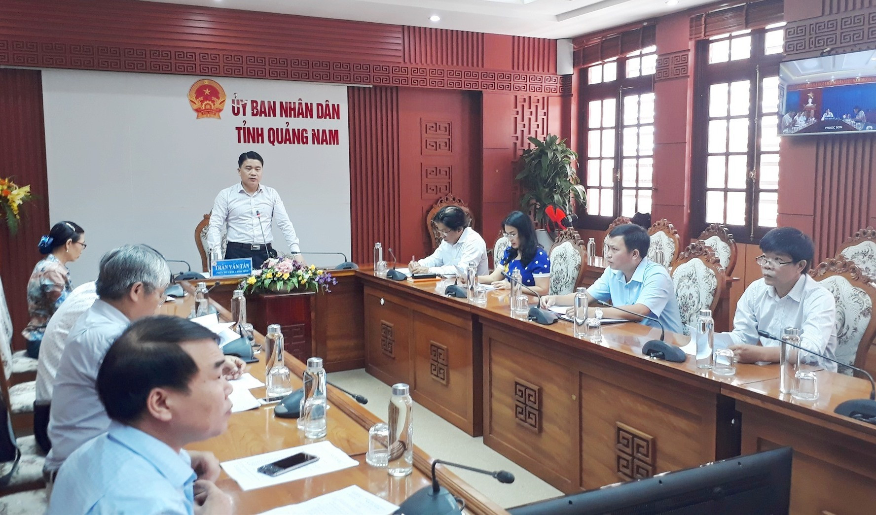 Phó Chủ tịch UBND tỉnh Trần Văn Tân chủ trì cuộc họp trực tuyến với các địa phương. Ảnh: X.P