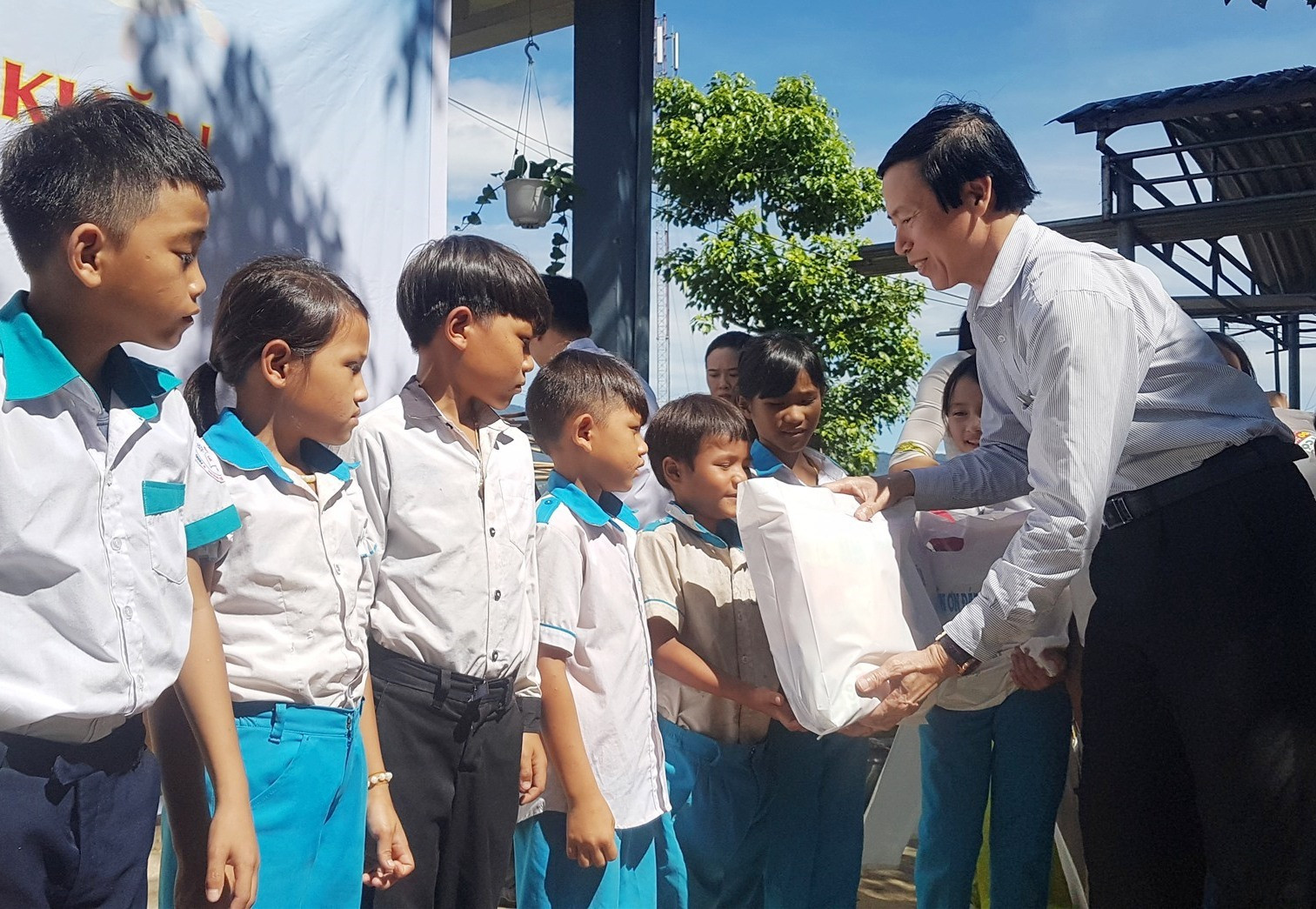 Giám đốc Sở LĐ-TB&XH tỉnh Huỳnh Tấn Triều tặng quà các cháu thiếu nhi. Ảnh: D.L