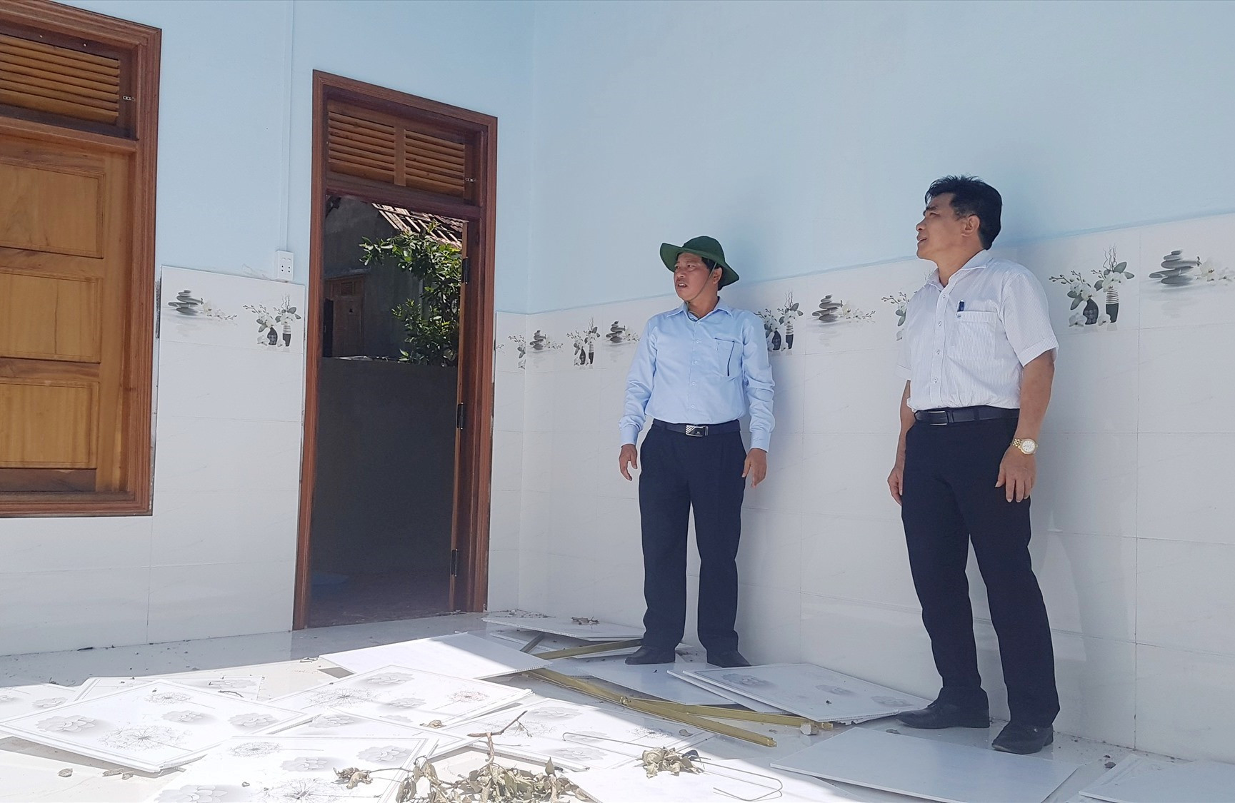 Phó Bí thư Lê Văn Dũng cùng lãnh đạo huyện Nam Trà My thăm một hộ gia đình tại xã Trà Mai bị tốc mái do gió lốc. Ảnh: D.L