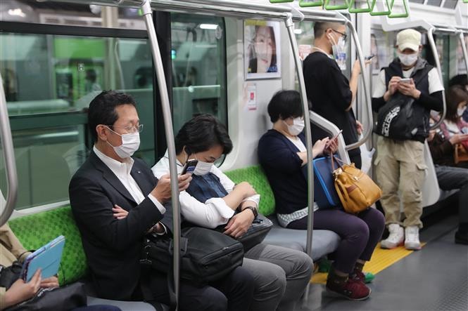 Người dân đeo khẩu trang phòng lây nhiễm COVID-19 trên tàu hỏa tại Tokyo, Nhật Bản ngày 25/5/2020. Ảnh: THX/ TTXVN