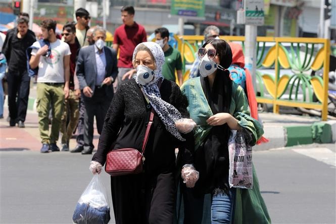 Người dân đeo khẩu trang phòng dịch COVID-19 tại Tehran, Iran ngày 9/5/2020. Ảnh: AFP/TTXVN