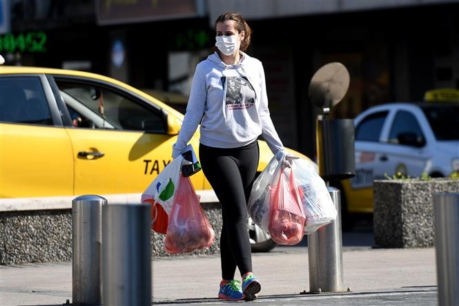 Người dân đeo khẩu trang phòng lây nhiễm COVID-19 tại Podgorica, Montenegro ngày 18/3/2020. Ảnh: AFP/ TTXVN