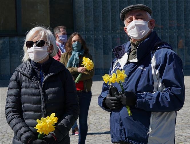 Người dân đeo khẩu trang phòng dịch COVID-19 tại Warsaw, Ba Lan ngày 19/4/2020. Ảnh: AFP/TTXVN