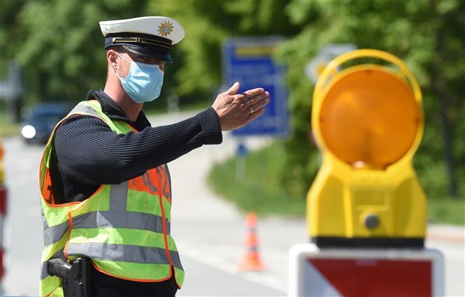Nhân viên an ninh Đức làm việc tại cửa khẩu biên giới. Ảnh: AFP
