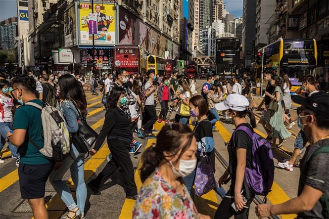 Người dân đeo khẩu trang phòng lây nhiễm COVID-19 trên đường phố tại Hong Kong, Trung Quốc ngày 1/5/2020. Ảnh: AFP/ TTXVN
