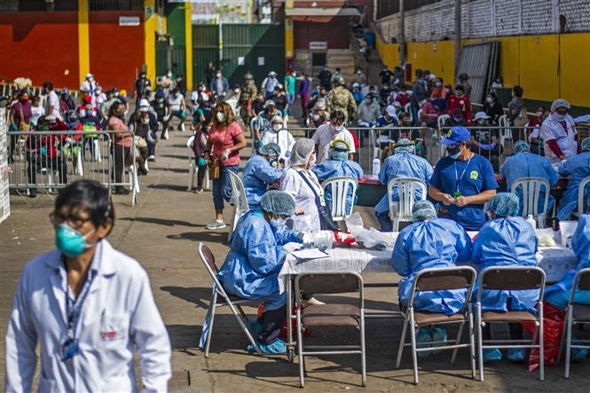 Nhân viên y tế làm việc tại điểm xét nghiệm COVID-19 tại Lima, Peru, ngày 11/5/2020. Ảnh: AFP/ TTXVN