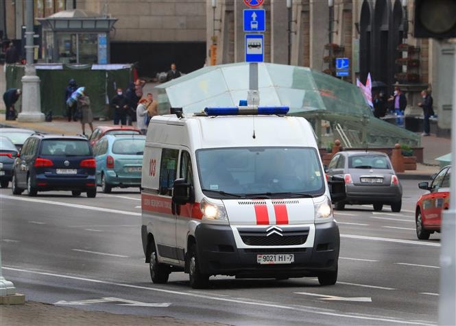 Xe cứu thương di chuyển trên đường phố tại Minsk, Belarus ngày 22/5/2020. Ảnh: THX/ TTXVN
